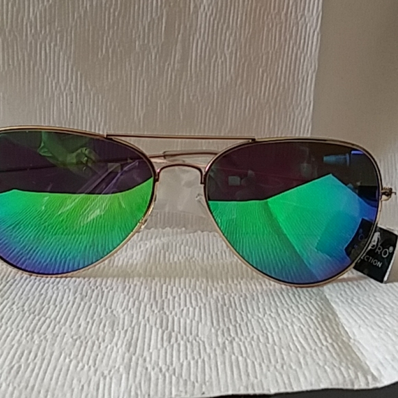 Three pairs of sunglasses - Picture 3 of 4